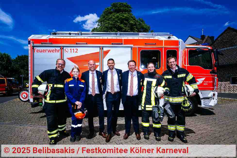 Das designierte Kölner Dreigestirn 2026 (v.l.n.r.): Jungfrau Aenne (Stefan Blatt), Prinz Karneval Niklas I. (Niklas Jüngling) und Bauer Clemens (Clemens von Blanckart) mit Mitgliedern der Freiwilligen Feuerwehr Brück. | Foto: Belibasakis / Festkomitee Kölner Karneval Das designierte Kölner Dreigestirn 2026 (v.l.n.r.): Jungfrau Aenne (Stefan Blatt), Prinz Karneval Niklas I. (Niklas Jüngling) und Bauer Clemens (Clemens von Blanckart) mit Mitgliedern der Freiwilligen Feuerwehr Brück. | Foto: Belibasakis / Festkomitee Kölner Karneval