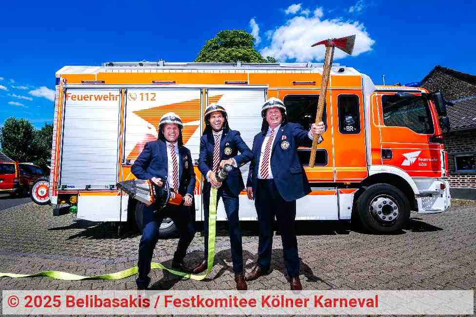 Das designierte Kölner Dreigestirn 2026 (v.l.n.r.): Jungfrau Aenne (Stefan Blatt), Prinz Karneval Niklas I. (Niklas Jüngling) und Bauer Clemens (Clemens von Blanckart). | Foto: Belibasakis / Festkomitee Kölner Karneval
