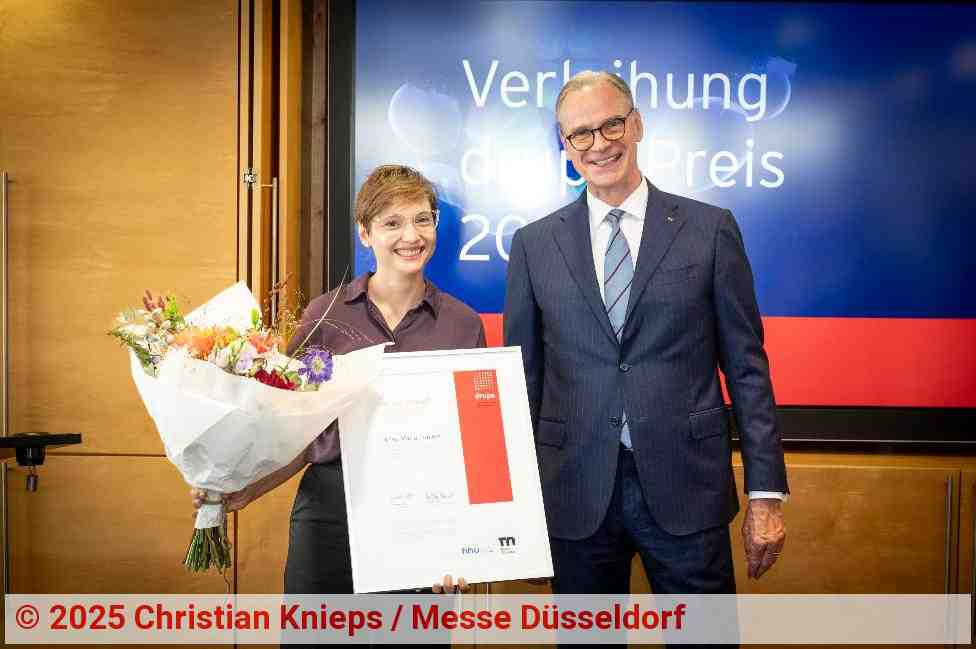 drupa Preis 2025 für Anna Maria Jonietz überreicht von Wolfram N. Diener, Vorsitzender der Geschäftsführung der Messe Düsseldorf | Foto: Christian Knieps / Messe Düsseldorf