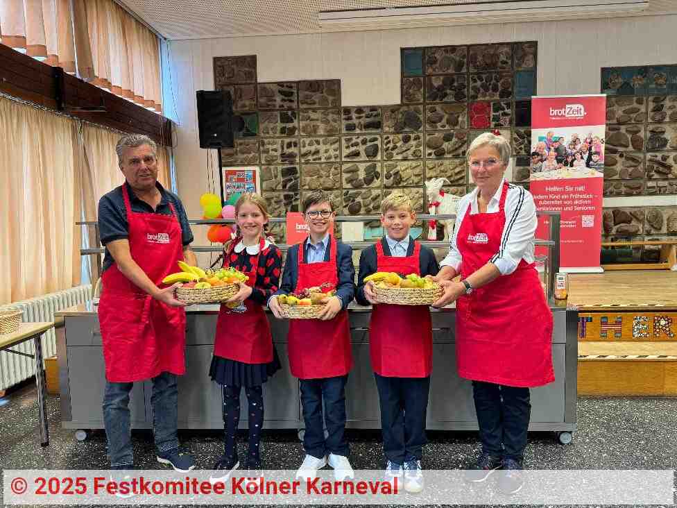 Das designierte Kölner Kinderdreigestirn 2026: Kinderjungfrau Phili, Kinderprinz Linus II. und Kinderbauer Jonathan (v.l.n.r.) gemeinsam mit den ehrenamtlichen Senioren von brotZeit, Eddi Müller und Marita Schlickeiser. | Quelle: Festkomitee Kölner Karneval