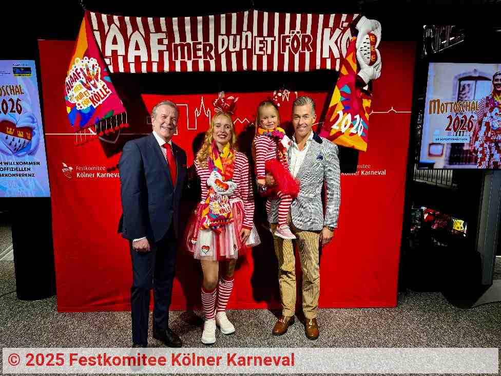 2026 wird bunt: Christoph Kuckelkorn (links) mit Herbert Geiss (rechts) und den Models mit dem neuen Mottoschal. | Quelle: Festkomitee Kölner Karneval 2026 wird bunt: Christoph Kuckelkorn (links) mit Herbert Geiss (rechts) und den Models mit dem neuen Mottoschal. | Quelle: Festkomitee Kölner Karneval