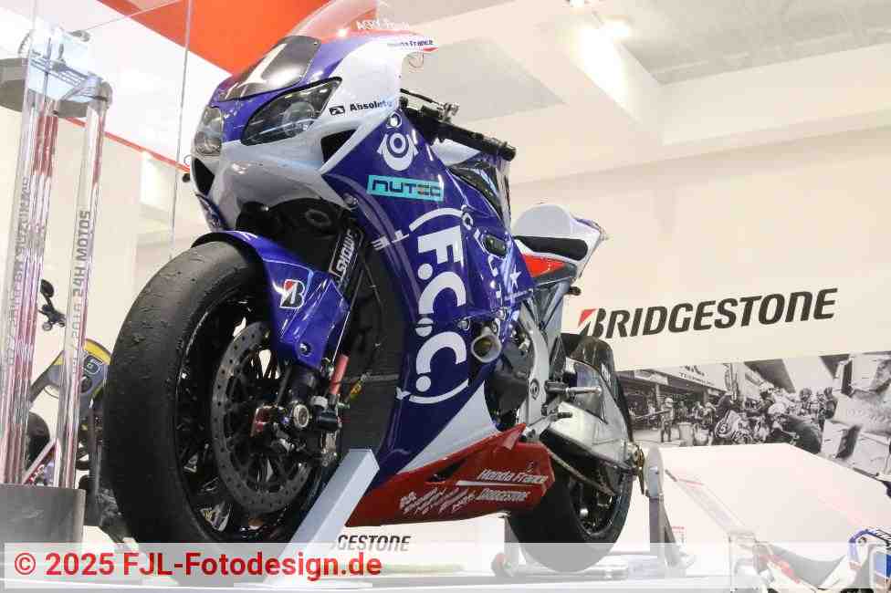 Bridgestone stand with a Honda motorbike in 2018 | Photo: FJL-Fotodesign.de Bridgestone stand with a Honda motorbike in 2018 | Photo: FJL-Fotodesign.de
