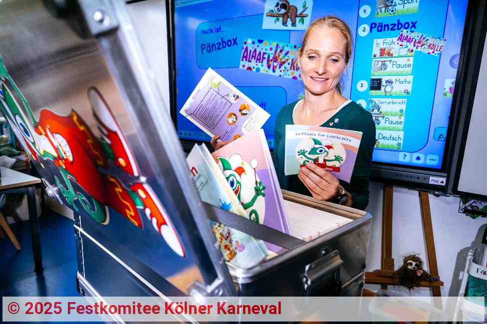 Lehrerin, die sich das Lernmaterial der Pänzbox anschaut | Foto: Festkomitee Kölner Karneval
