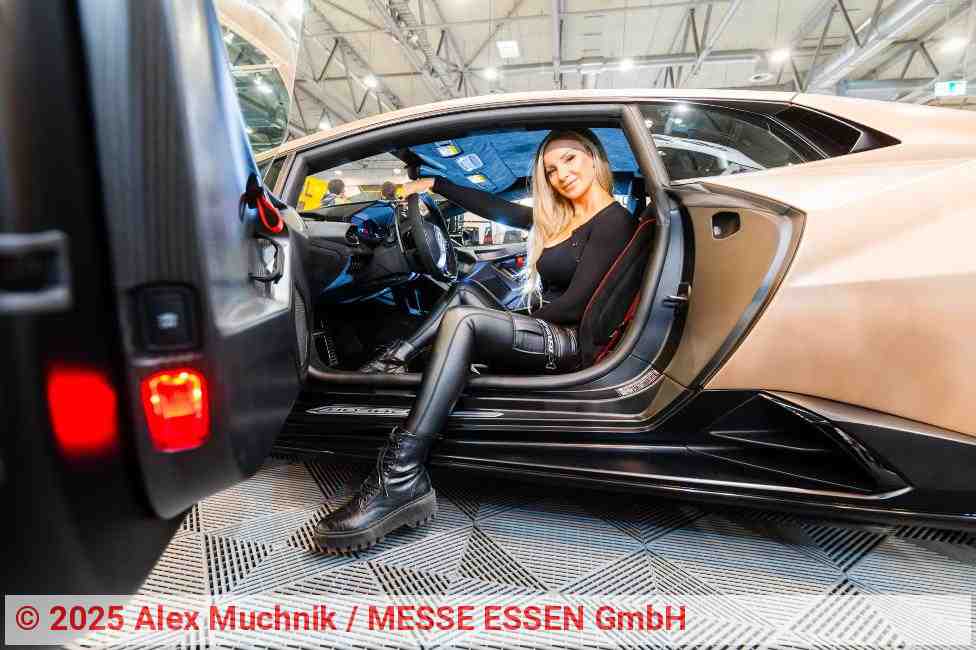 Foxed model in a golden sports car | Photo: Alex Muchnik / MESSE ESSEN GmbH