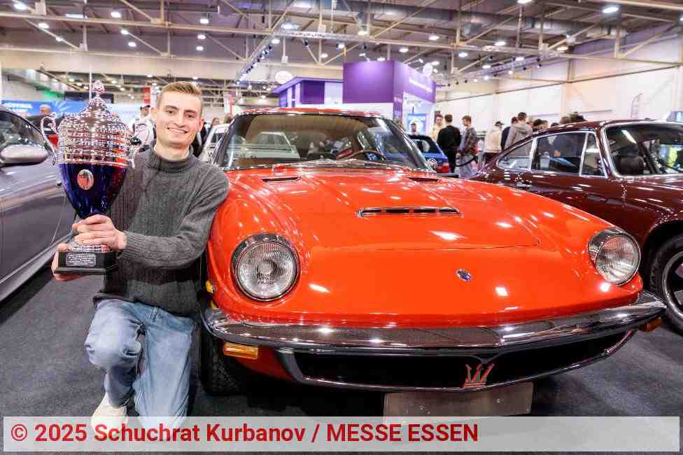 Laurenz Feierabend mit seinem Maserati Mistral 4000 und dem Siegerpokal | Foto: Schuchrat Kurbanov / MESSE ESSEN