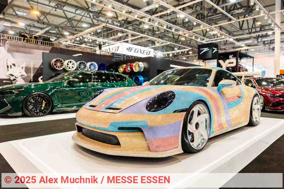 Bunt folierter Porsche auf der Essen Motor Show 2025 | Foto: Alex Muchnik / MESSE ESSEN Bunt folierter Porsche auf der Essen Motor Show 2025 | Foto: Alex Muchnik / MESSE ESSEN