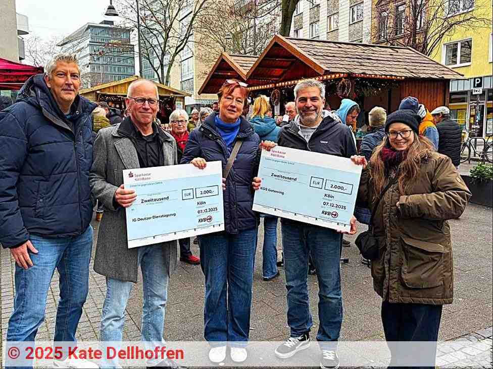 Marion Densborn (Mitte) übergibt jeweils eine Spende von 2.000 Euro an Vertreter der IG Deutzer Dienstagszug und des Fördervereins der KGS Gotenring. | Foto: Kate Dellhoffen Marion Densborn (Mitte) übergibt jeweils eine Spende von 2.000 Euro an Vertreter der IG Deutzer Dienstagszug und des Fördervereins der KGS Gotenring. | Foto: Kate Dellhoffen