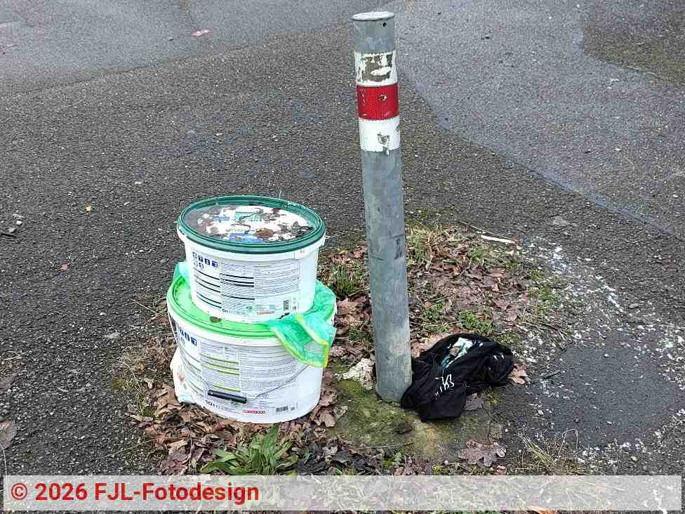 Farbeimer an der Ecke Höhenhauser Ring/Neurather Weg | Foto: FJL-Fotodesign Farbeimer an der Ecke Höhenhauser Ring/Neurather Weg | Foto: FJL-Fotodesign