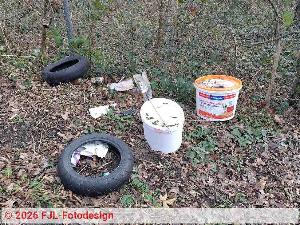 Farbeimer und Reifen am Höhenhauser Ring | Foto: FJL-Fotodesign Farbeimer und Reifen am Höhenhauser Ring | Foto: FJL-Fotodesign