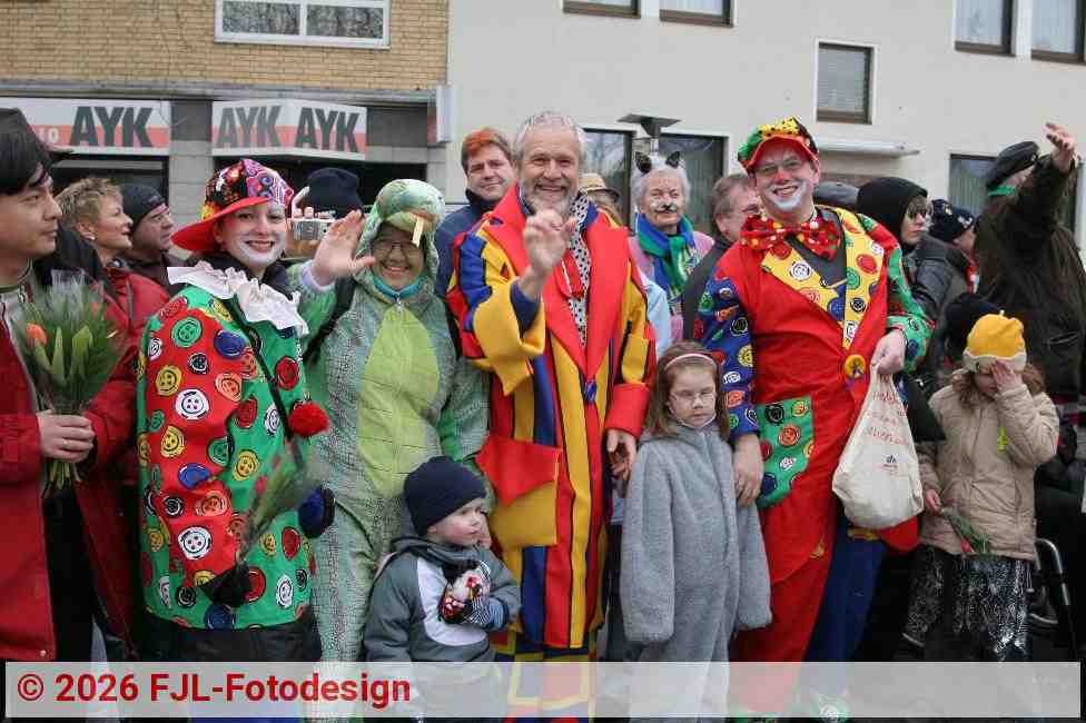 Jecke am Straßenrand des Flittarder Sonntagszuges 2006 | Foto: FJL-Fotodesign Jecke am Straßenrand des Flittarder Sonntagszuges 2006 | Foto: FJL-Fotodesign