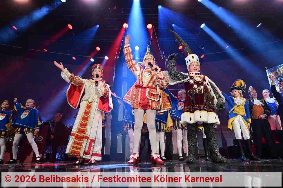 Prinz Linus II. (m.), Bauer Jonathan (r.) und Jungfrau Phili (l.) | Foto: Belibasakis / Festkomitee Kölner Karneval