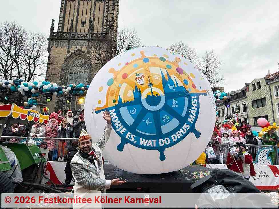 Zugleiter Marc Michelske enthüllt das Sessionsmotto 2027. | Quelle: Festkomitee Kölner Karneval