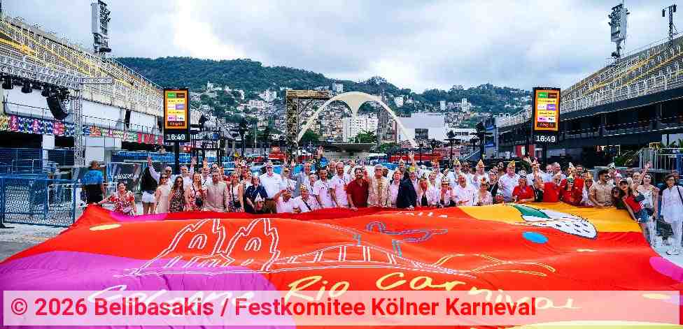 Die Partnerschaftsflagge Köln-Rio mit Vertretern beider Seiten im berühmten Sambódromo in Rio de Janeiro | Foto: Belibasakis / Festkomitee Kölner Karneval