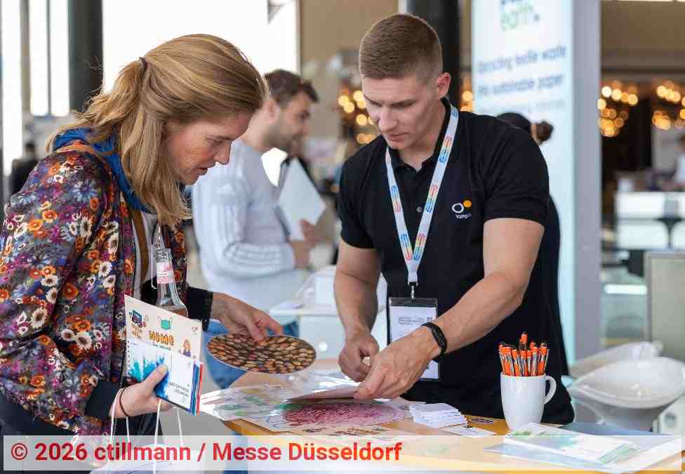 Frau und Mann im Gespräch auf der PRINT DIGITAL CONVENTION 2025 | Foto: ctillmann / Messe Düsseldorf