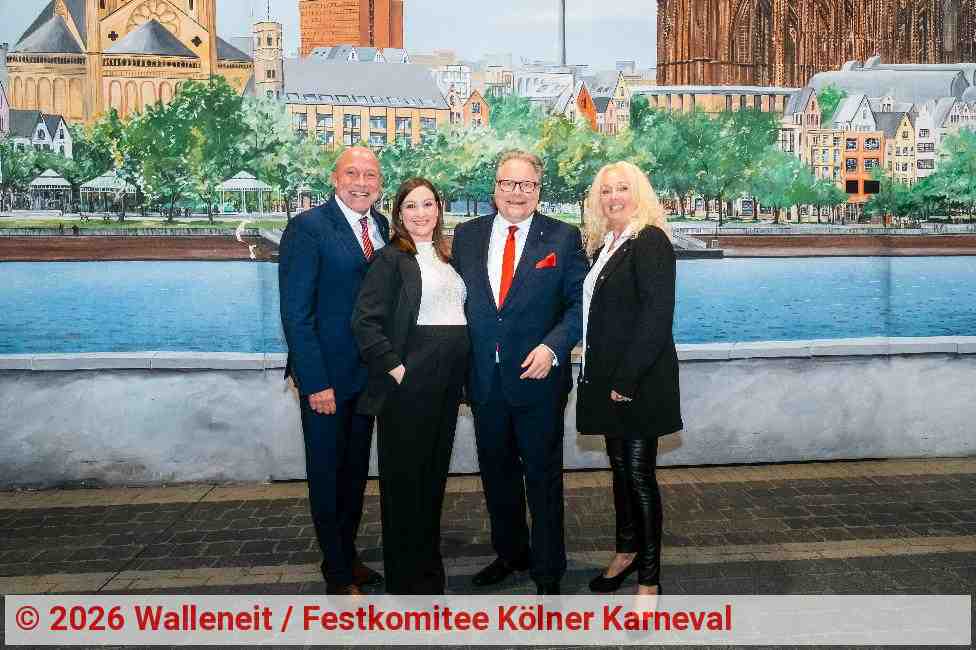 Festkomitee-Präsident Lutz Schade (Mitte) mit den neuen Vorstandsmitgliedern René Klöver, Britta Nassenstein (links) und Gaby Gérard. | Foto: Walleneit / Festkomitee Kölner Karneval