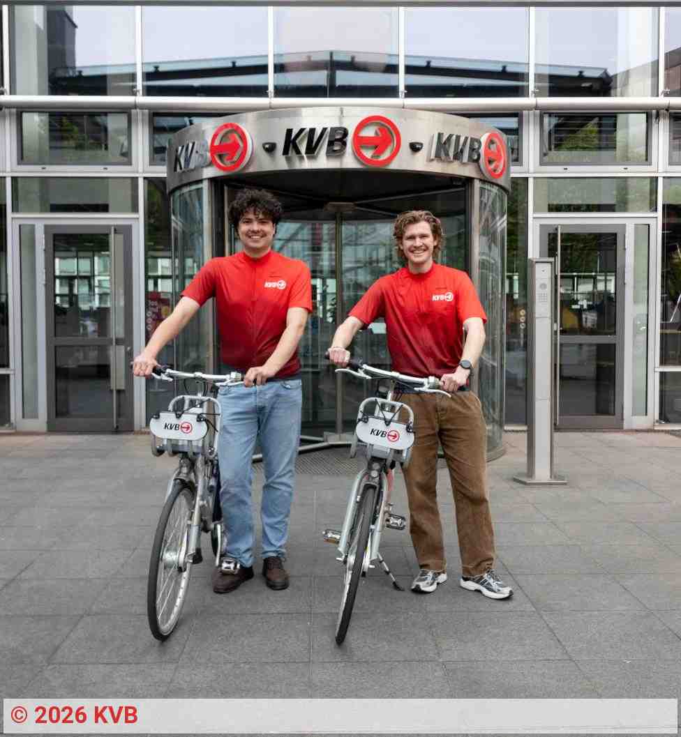 Hendrik (l.), Jonathan (r.) mit ihren KVB-Rädern vor der KVB-Zentrale | Foto: KVB