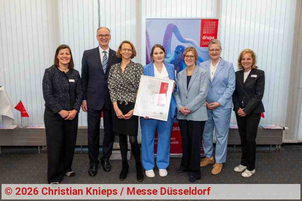 Christina Slopek-Hauff (m.) wurde mit dem drupa Preis 2026 ausgezeichnet. | Copyright: Christian Knieps / Messe Düsseldorf