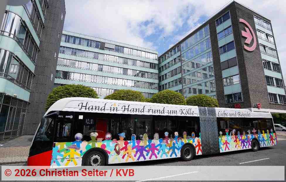 Der von Jugendlichen gestaltete E-Gelenkbus | Foto: Christian Seiter / KVB