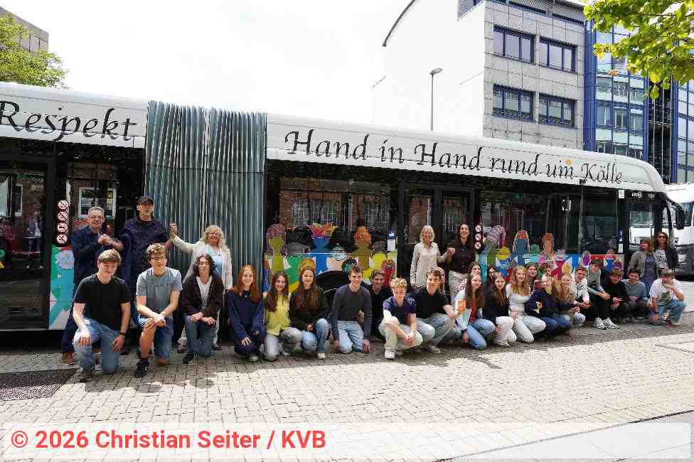Der Siegerentwurf für den Gelenkbus stammt von der zehnten Klasse des Apostelgymnasiums. Die Glückwünsche überbrachten KVB-Bereichsleiterin Anja Höhn (hintere Reihe, 3. v.r.), Schirmfrau Elfi Scho-Antwerpes (hintere Reihe, 2.v.r.) und Projektleiterin Sabine Käbbe (hintere Reihe, 3.v.l.) | Foto: Christian Seiter / KVB