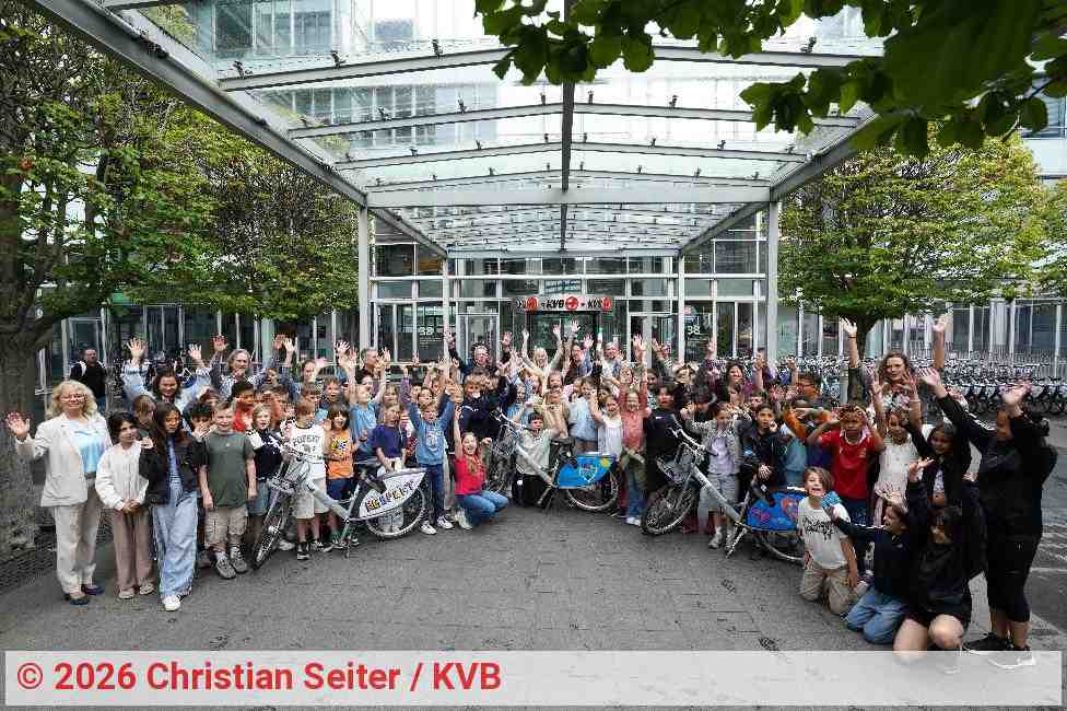 Die Schülerinnen und Schüler der KGS Horststraße, GGS Adolph-Kolping-Straße und GGS Erlenweg freuen sich über die Auszeichnung beim Kreativwettbewerb der KVB. Es gratulierten KVB-Bereichsleiterin Anja Höhn und Schirmfrau Elfi Scho-Antwerpes (Mitte hinten) sowie Projektleiterin Sabine Käbbe (l.) | Foto: Christian Seiter / KVB