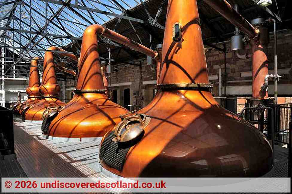 In der Destillationshalle bei strahlendem Sonnenschein | Quelle: undiscoveredscotland.co.uk