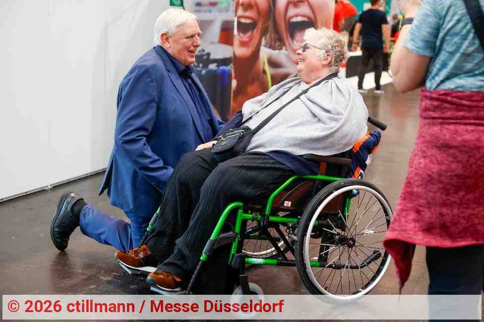 Minister für Arbeit, Gesundheit und Soziales des Landes Nordrhein-Westfalen, Karl-Josef Laumann, im Gespräch mit eine Rollstuhlfahrerin | Foto: ctillmann / Messe Düsseldorf