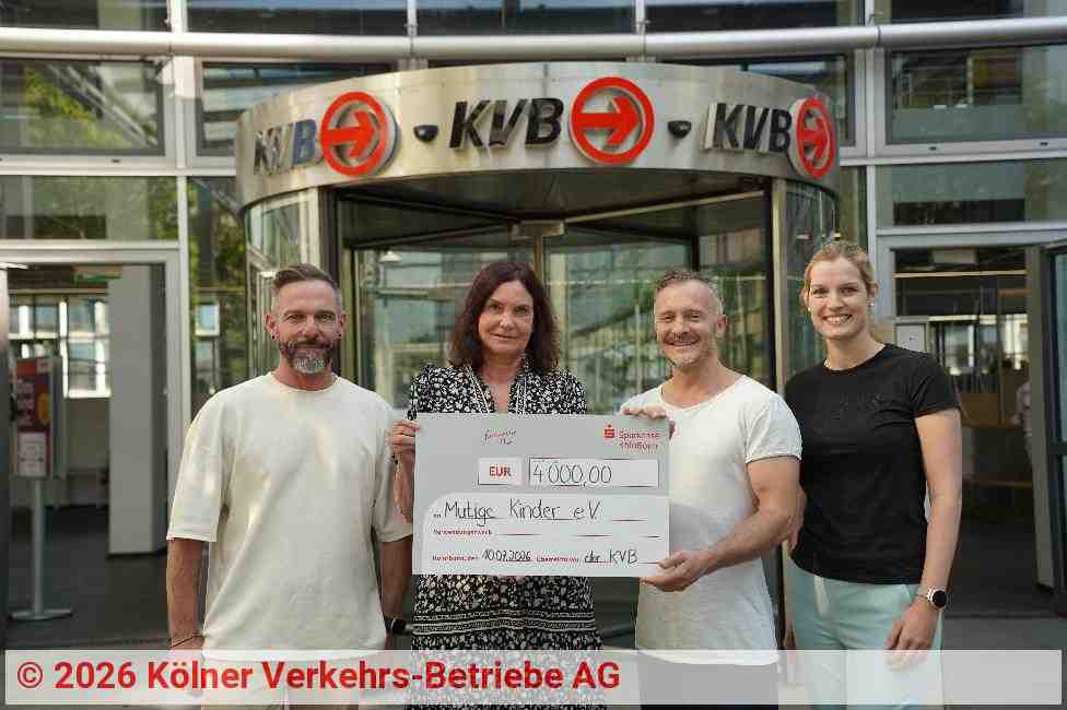 Scheckübergabe an den Verein „Mutige Kinder“ | Quelle: Kölner Verkehrs-Betriebe AG