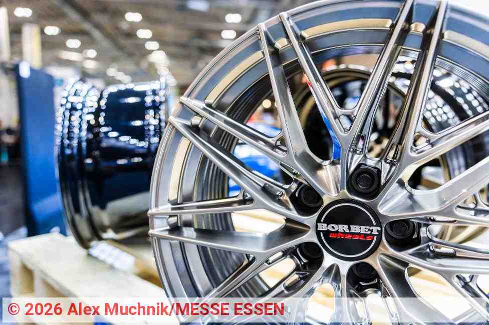 Nahaufnahme einer silberfarbenen Leichtmetallfelge mit filigranem Mehrspeichen-Design. Im Hintergrund stehen weitere Felgen auf einer Palette auf der Essen Motor Show 2025 | Foto: Alex Muchnik/MESSE ESSEN Nahaufnahme einer silberfarbenen Leichtmetallfelge mit filigranem Mehrspeichen-Design. Im Hintergrund stehen weitere Felgen auf einer Palette auf der Essen Motor Show 2025 | Foto: Alex Muchnik/MESSE ESSEN