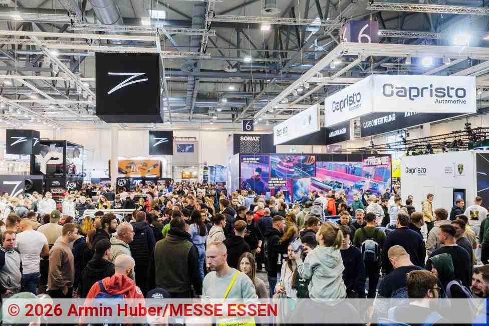 Gut besuchte Essen Motor Show 2025 in einer großen Ausstellungshalle mit zahlreichen Besuchenden, Messeständen und Werbeschildern von Automobil- und Tuningmarken. | Foto: Armin Huber/MESSE ESSEN Gut besuchte Essen Motor Show 2025 in einer großen Ausstellungshalle mit zahlreichen Besuchenden, Messeständen und Werbeschildern von Automobil- und Tuningmarken. | Foto: Armin Huber/MESSE ESSEN