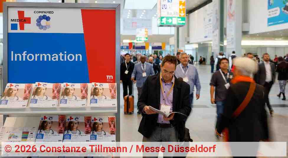 Information shelf at the entrance to MEDICA | Photo: Constanze Tillmann / Messe Düsseldorf