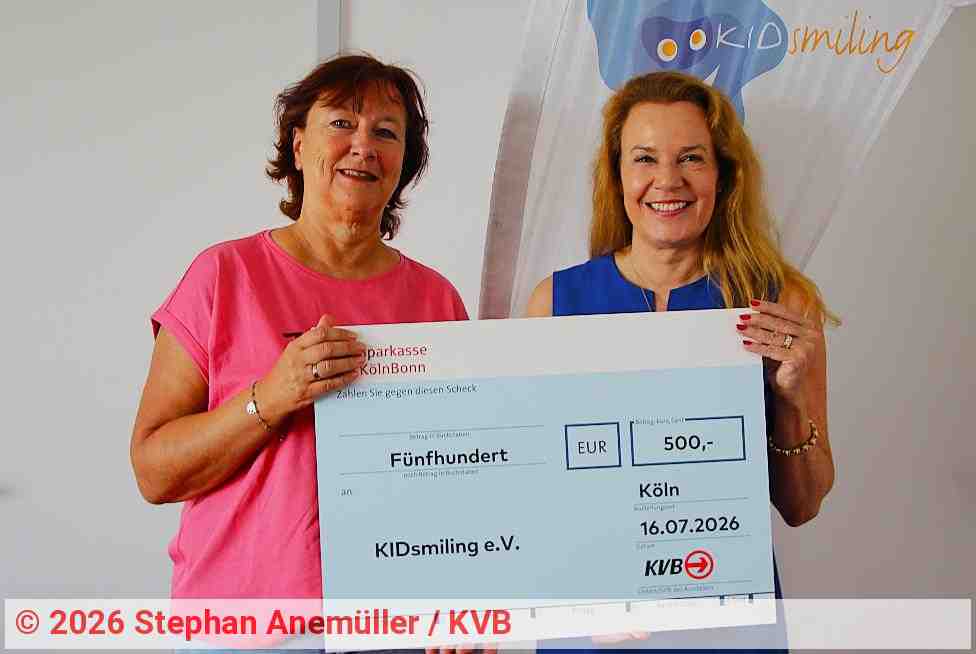 KVB-Projektleiterin Marion Densborn (links) übergab die Spende zur Unterstützung der Aktivitäten an Dr. Sandra von Möller, Vorständin und Gründerin der Organisation KidSmiling e. V. | Foto: Stephan Anemüller / KVB