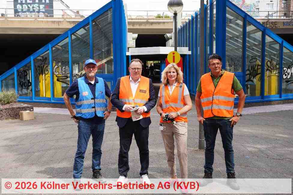 Gemeinsame Reinigungsaktion von DB, Oberbürgermeister Burmester, KVB und AWB | Foto: Kölner Verkehrs-Betriebe AG (KVB) Gemeinsame Reinigungsaktion von DB, Oberbürgermeister Burmester, KVB und AWB | Foto: Kölner Verkehrs-Betriebe AG (KVB)