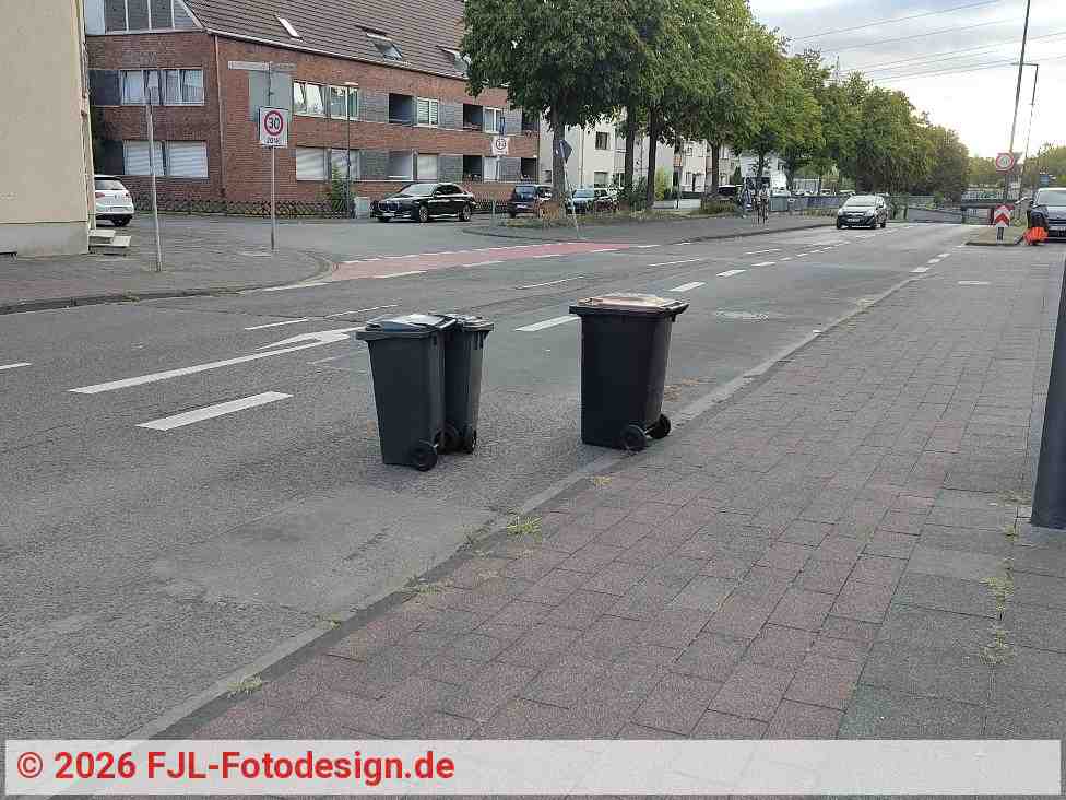 Gefährliche Mülltonnen auf des Straße Im Weidenbruch am 6. August 2026 | Foto: FJL-Fotodesign.de Gefährliche Mülltonnen auf des Straße Im Weidenbruch am 6. August 2026 | Foto: FJL-Fotodesign.de