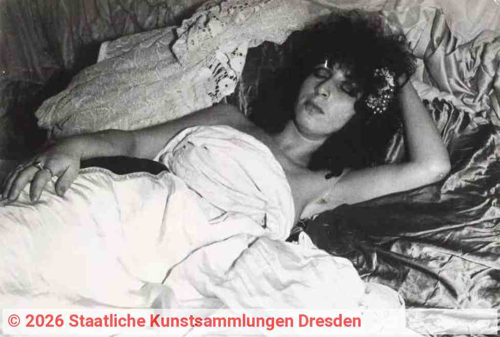 Schwarz-Weiß-Aufnahme einer schlafenden Frau | Quelle: Staatliche Kunstsammlungen Dresden