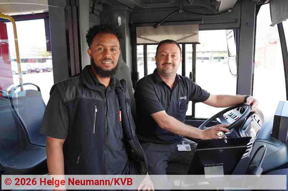 Zwei der erfolgreichen Job-Turbo-Absolventen: Maxamed Cismaan (links) und Falah Hasan. | Foto: Helge Neumann/Kölner Verkehrsbetriebe