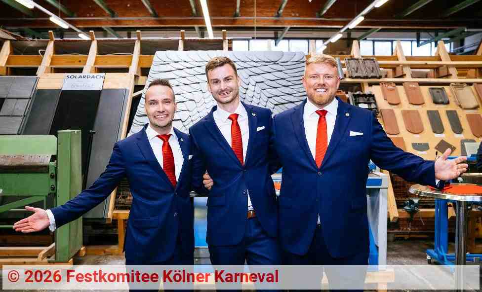 Das designierte Kölner Dreigestirn 2027 (v.l.n.r.): Jungfrau Johanna (Maximilian Roth), Prinz Marius I. (Marius Wallenborn) und Bauer Alex (Alexander Hagen).  | Quelle: Festkomitee Kölner Karneval