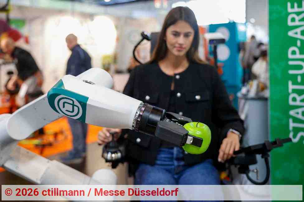 KI-gesteuerter Roboterarm ersetzt fehlende Muskeln | Foto: ctillmann / Messe Düsseldorf