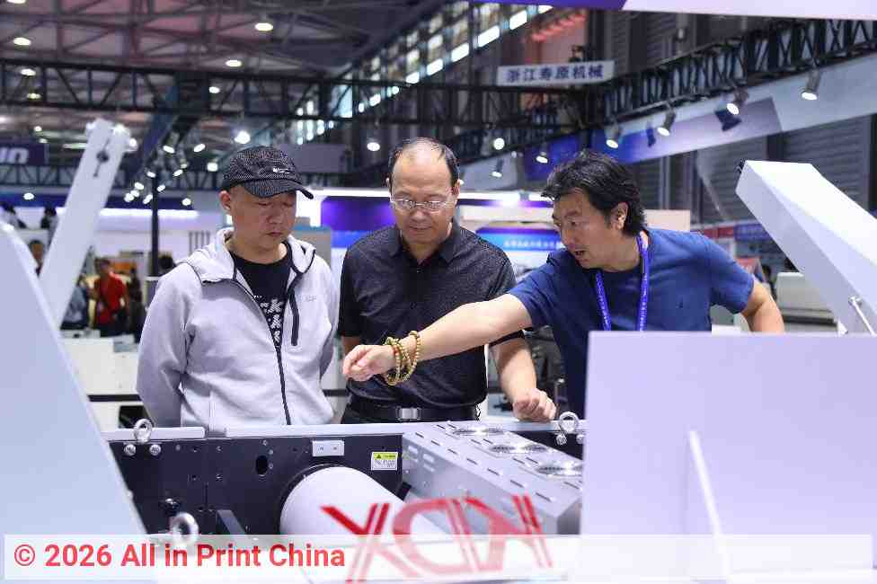 Fachgespräch vor einem Drucker | Quelle: All in Print China 