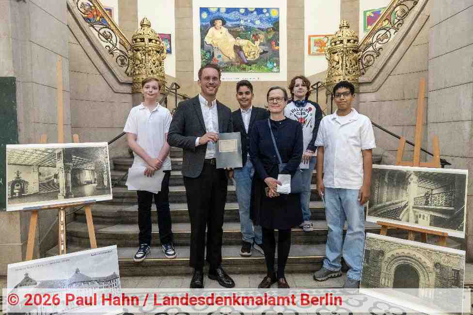 Übergabe der Recherchen | Foto: Paul Hahn / Landesdenkmalamt Berlin