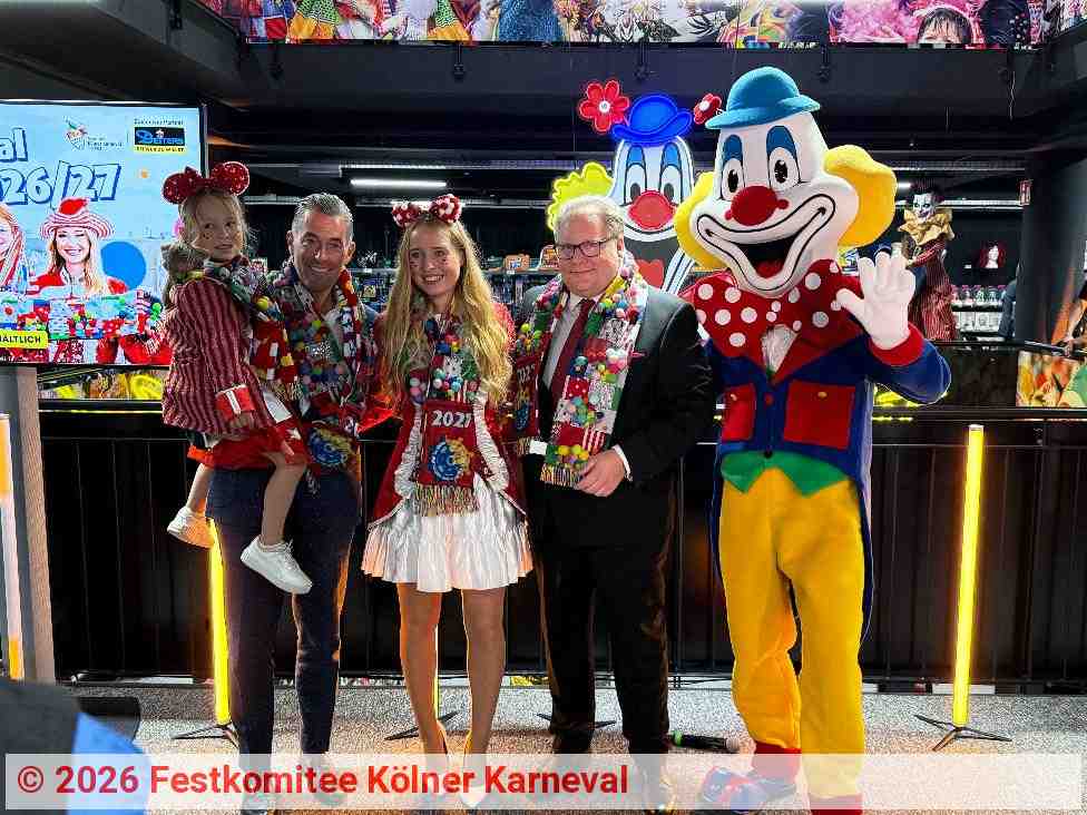 Herbert Geiss (links) und Lutz Schade bei der Präsentation des Mottoschals | Quelle: Festkomitee Kölner Karneval Herbert Geiss (links) und Lutz Schade bei der Präsentation des Mottoschals | Quelle: Festkomitee Kölner Karneval