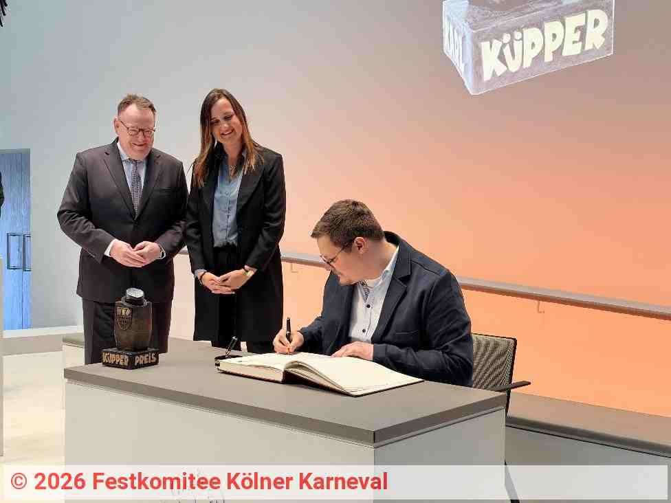 Oberbürgermeister Torsten Burmester (l.) mit Laura Nickel und Max Teske beim Eintrag ins Goldene Buch der Stadt | Quelle: Festkomitee Kölner Karneval Oberbürgermeister Torsten Burmester (l.) mit Laura Nickel und Max Teske beim Eintrag ins Goldene Buch der Stadt | Quelle: Festkomitee Kölner Karneval