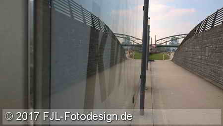 Spiegelung an der Haltestelle Schönhauser Straße